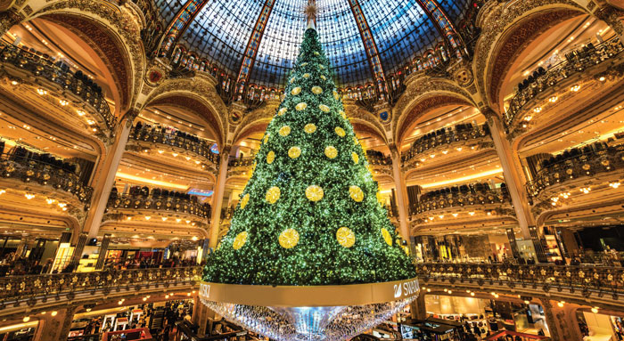 christmas_tree_in_paris-wallpaper-2560x1440