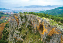«Αμπέλια και χρυσές ελιές μοιάζεις Ελλάδα μου όπως θες φωτιά κι αέρας, στο φως της μέρας»