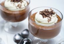 Μια πανεύκολη mousse σοκολάτας με τρία υλικά!