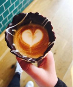 lifemagazinegr-i-nea-tasi-ston-kafe-espresso-se-xwnaki-kafes-se-xwnaki-capuccino-freddo-i-moda-tou-kafe(10)