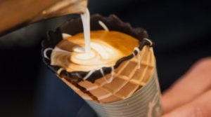 lifemagazinegr-i-nea-tasi-ston-kafe-espresso-se-xwnaki-kafes-se-xwnaki-capuccino-freddo-i-moda-tou-kafe(4)