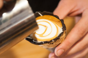 lifemagazinegr-i-nea-tasi-ston-kafe-espresso-se-xwnaki-kafes-se-xwnaki-capuccino-freddo-i-moda-tou-kafe(6)
