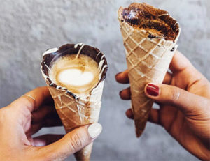 lifemagazinegr-i-nea-tasi-ston-kafe-espresso-se-xwnaki-kafes-se-xwnaki-capuccino-freddo-i-moda-tou-kafe(7)