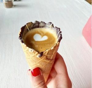 lifemagazinegr-i-nea-tasi-ston-kafe-espresso-se-xwnaki-kafes-se-xwnaki-capuccino-freddo-i-moda-tou-kafe(9)