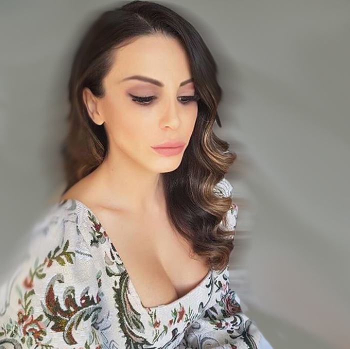 lifemagazinegr-loukia-kyriakou-sxediazei-kai-kolazei-i-pio-sexy-ellinokypria-sxediastria-modas-(18)