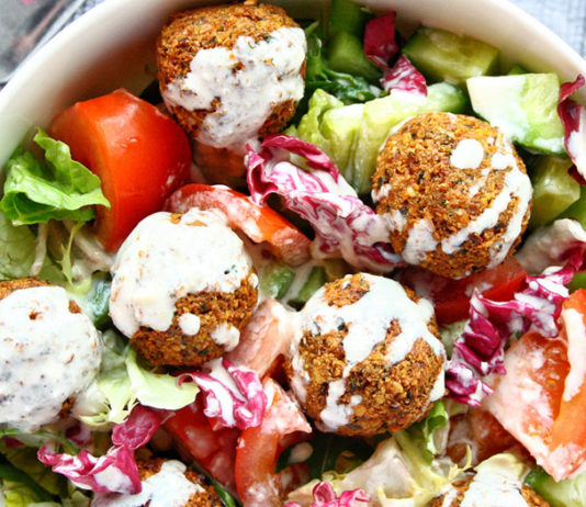 Σαλάτα με falafel και dressing γιαουρτιού με ταχίνι