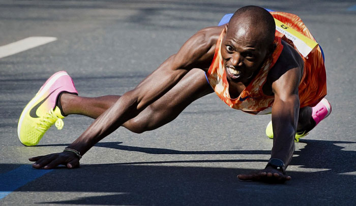 lifemgazinegr_Michael_kunyuga_crawl_marathon_finish_2